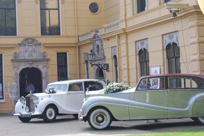 Stylowy samochód ślubny